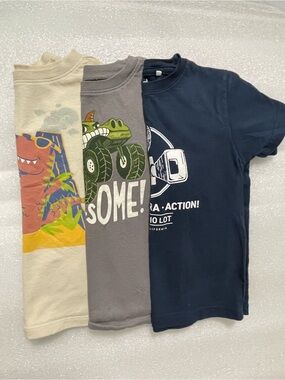 Old Navy Navy Graphic Tee with Cream Film Camera Print